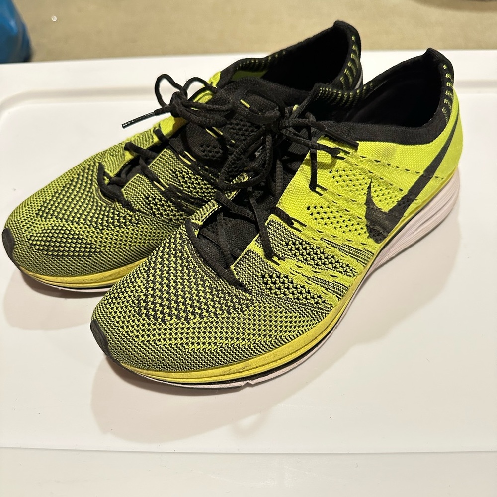 Nike Flyknit Trainer size 6.5m/8w volt/black